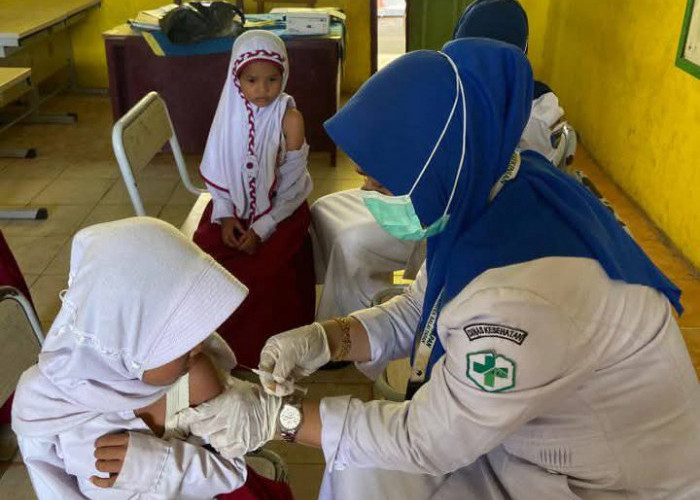 SDN Karawaci 13 Jaga Kesehatan, Siswa Dapat Imunisasi