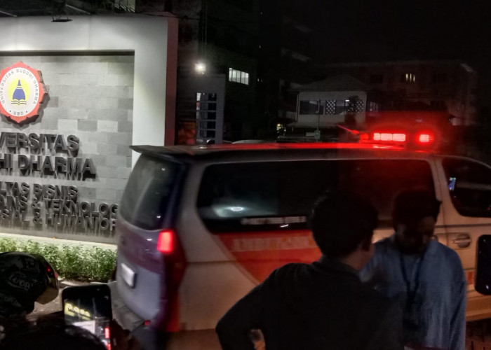 Mahasiswa Universitas Budhi Darma Gandir di Dalam Gedung Kampus 