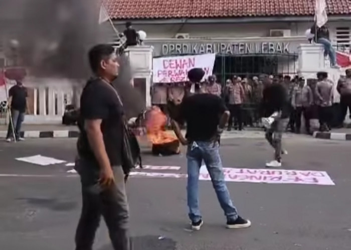 Posting Gambar Garuda Bertuliskan ‘Indonesia Baik-baik Saja’ Ketua DPRD Lebak Didemo