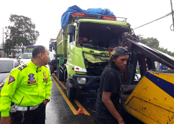 Tiga Truk Terlibat Tabrakan Beruntun, Dua Korban Alami Luka, Satu Sopir Melarikan Diri