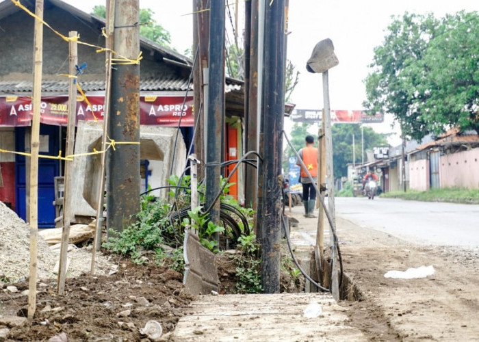Proyek Drainase Depan PT Bosung Kembali Terhenti, Terhambat Tiang Kabel Internet di Jalan Pasar Kemis–Rajeg