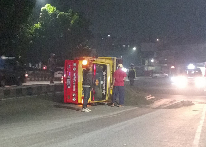 As Roda Belakang Patah, Truk Muatan Pasir Terguling