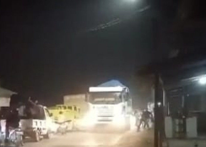 Warga Lempari Truk Tambang Dipicu Tabrak Lari di Kecamatan Kronjo