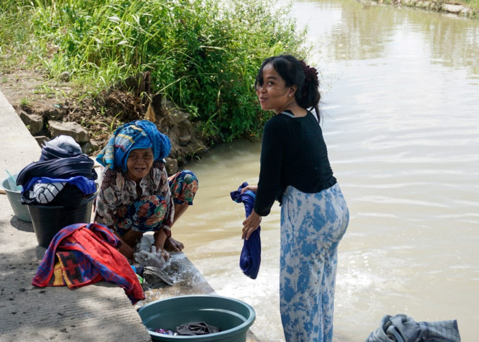 Mencuci di Sungai Jadi Tradisi di Perdesaan