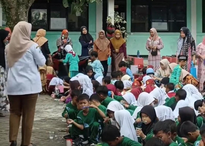 Siswa SDN Caringin I Diajak Merawat Mulut dengan Gosok Gigi Bersama