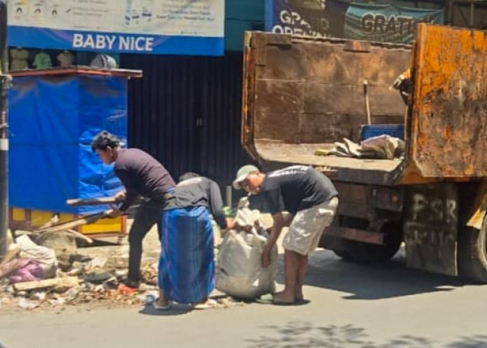 Dedikasi Tanpa Batas Pasukan Oranye, Melihat Kiprah Petugas Kebersihan Kecamatan Pasar Kemis
