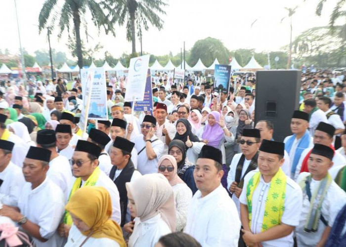 Puluhan Ribu Warga Antusias Ikut Jalan Sehat Sarungan Batik