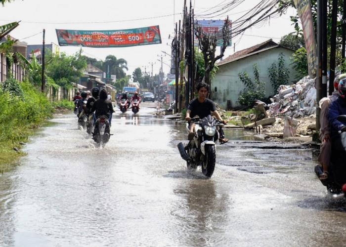 Banjir Berangsur-angsur Surut, Masih Ada Genangan di Sejumlah Titik Jalan Raya Pasar Kemis-Rajeg