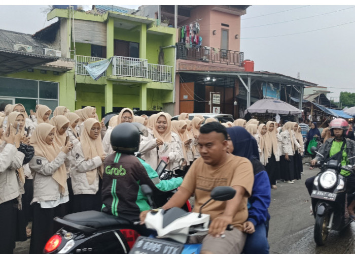 123 Santriwati Tahfizh Multazam Bogor, Berbagi Takjil di Cipondoh Tangerang