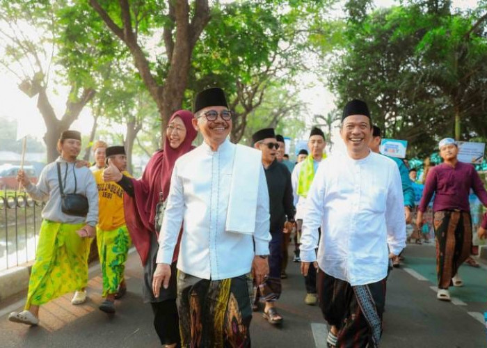 Ribuan Warga Antusias Ikut Jalan Sarungan