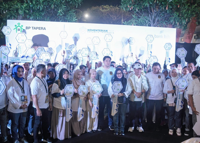 bank bjb menyerahkan kunci secara simbolis kepada 100 debitur FLPP
