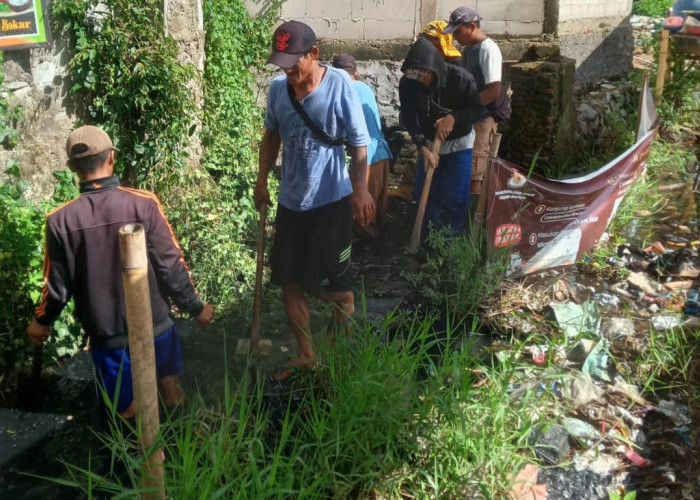  Kades Jambu Karya Pimpin Gotong Royong Bersihkan Saluran Air agar Tidak Banjir