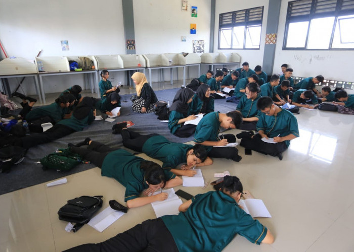 Di SMKN 8 Kota Tangsel, Ratusan Siswa Belajar di Lantai, Sejak 2023 Tidak Punya Meja dan Kursi