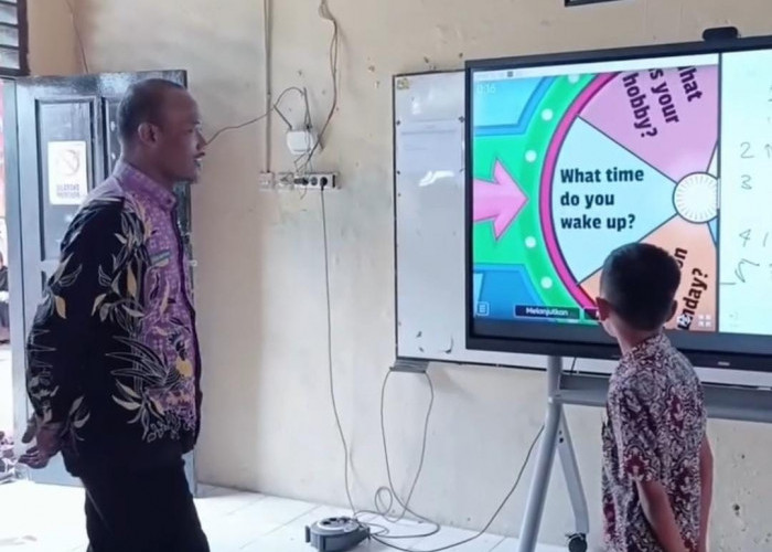 Papan Digital Bikin KBM Lebih Efektif, Siswa Jadi Lebih Aktif dan Berani Menyampaikan Pendapat