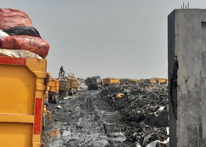 Antrean Armada Mencapai 300 Meter saat Jam Padat di TPA Jatiwaringin
