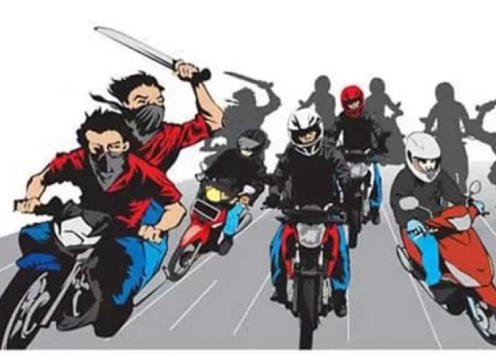 Aksi Geng Motor Semakin berani, Mereka Acungkan Sajam ke  Petugas Kepolisian