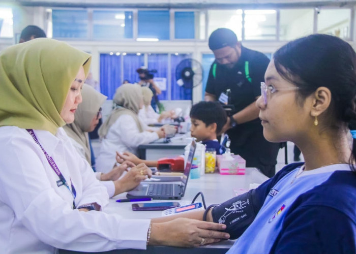 Banyak Siswa Mengidap Rabun Jauh, Hasil Tim Kesehatan Puskesmas Kelapa Dua: Akibat Terlalu Lama Bermain HP