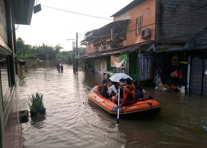 Hujan Rendam 11 Wilayah dan Longsor di Tangsel, Kali Angke Meluap Redam Permukiman Warga