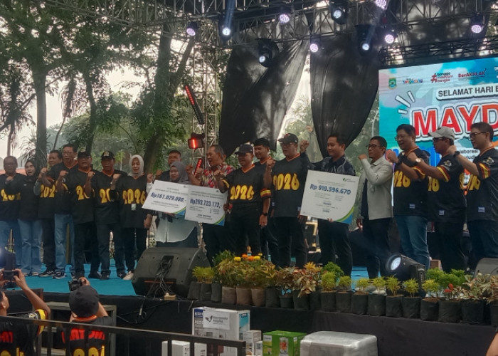 Momen Puncak May Day, Ahli Waris Pekerja Terima Santunan dari BPJS Ketenagakerjaan  