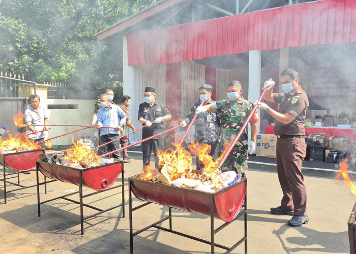 Kejari Musnahkan Ribuan Rokok Ilegal