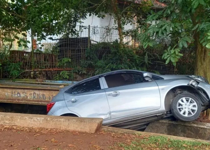 Mobil Tercebur ke Parit di Perumahan Telaga Bestari