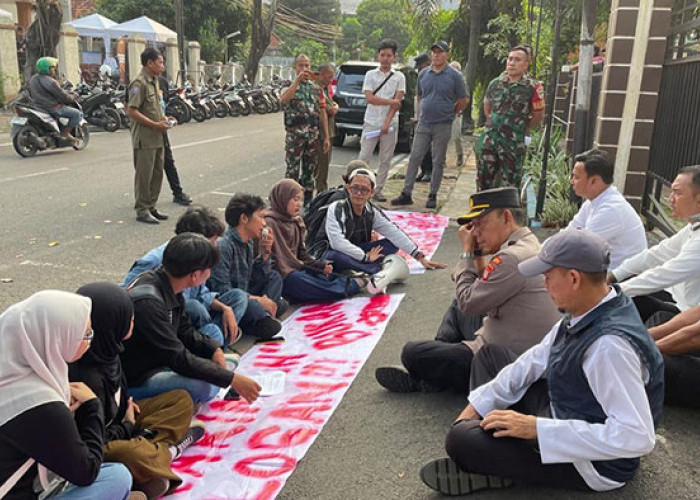 Rumah Kos Diduga Jadi Sarang Prostitusi, Tuntut Penutupan, Warga Demo Kecamatan 