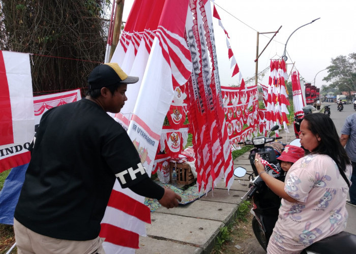 Penjual Bendera dan Pernak-pernik HUT RI Mulai Bermunculan, Lesu, Raup Rp500 Ribu Perhari