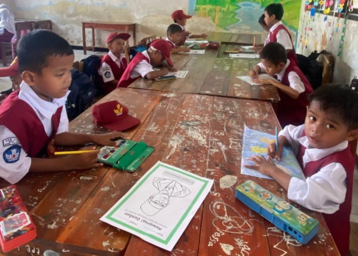 SDN Jambe III Kenalkan Sosok Pahlawan dengan Mewarnai 