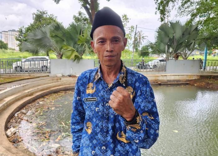 Delapan Tahun Jadi Honorer Sebagai Penyapu Jalan, Hasyim Mubarok Diangkat Jadi PPPK Jelang Pensiun