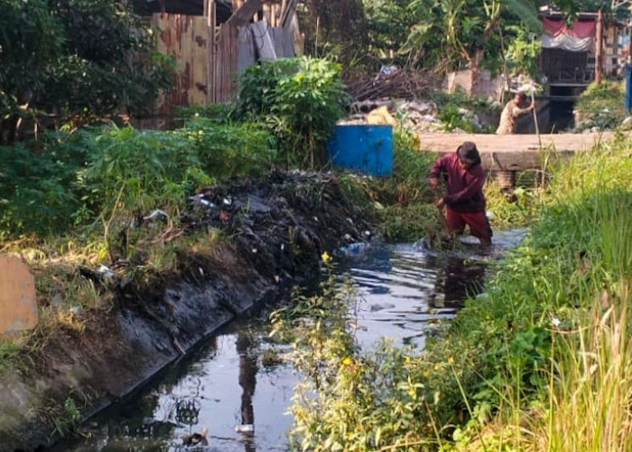 Warga Sukasari Bersihkan Drainase Sepanjang 1 Kilometer