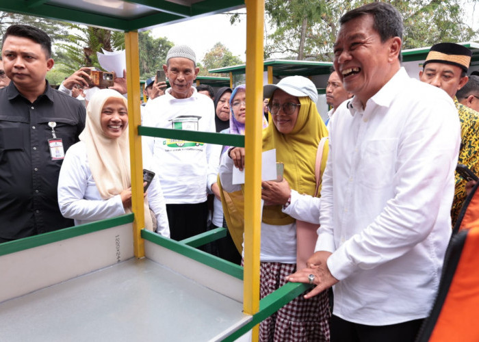 Bupati Tangerang Salurkan 80 Gerobak Usaha, Mustahik Didorong Mandiri
