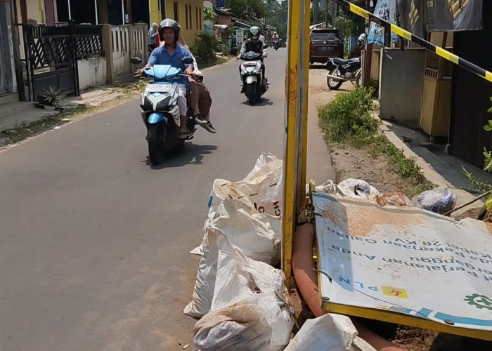 Dikeluhkan, Galian Kabel PLN di Lebak Bikin Jalan Licin dan Semrawut