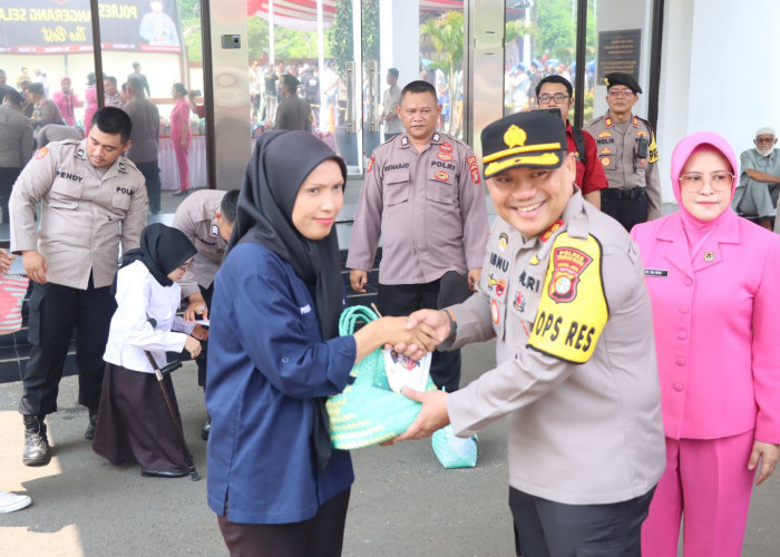 Berbagi Kasih di Bulan Ramadan, Kapolres Tangerang Selatan Salurkan 1.000 Paket Sembako