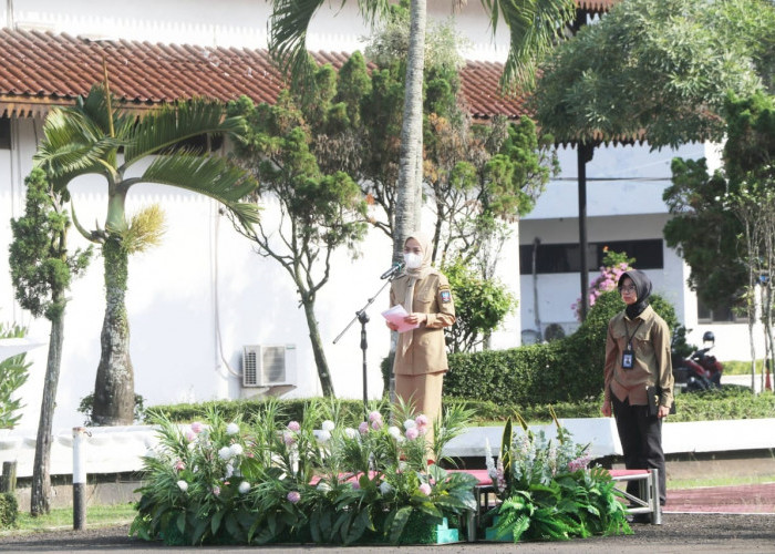 Zakiyah Minta Pejabat Kurangi Botol Plastik