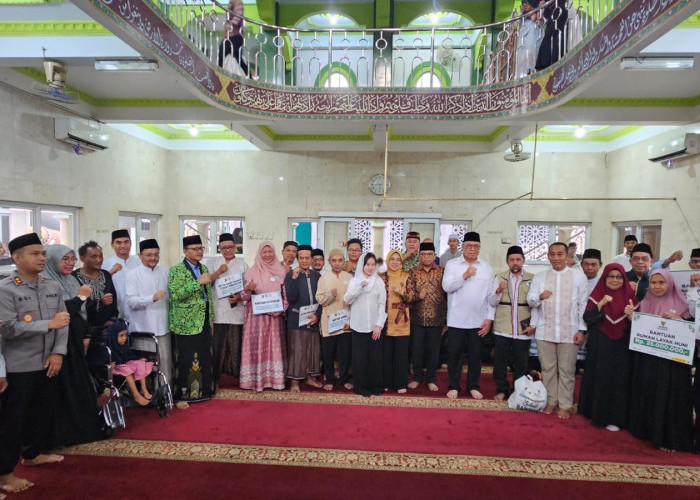 Safari Ramadan di Serpong, Gubernur Andra Soni Bagikan Sembako Hingga Kursi Roda