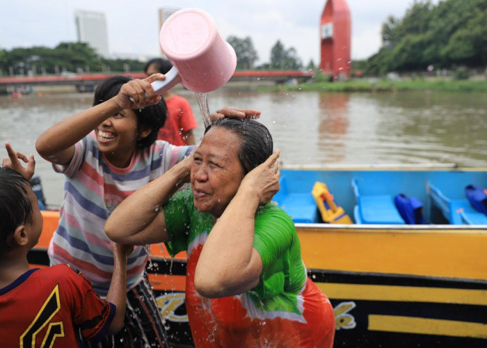 Tradisi Ramadhan, Warga Babakan Kota Tangerang Keramas di Sungai Cisadane