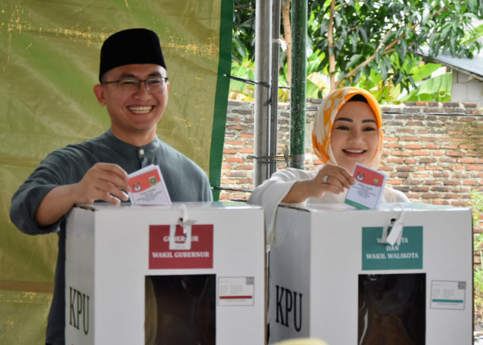 Kenakan Koko Hijau Tua dan Peci, Andika Nyoblos Ditemani Istri dan Anaknya, Optimis Menang