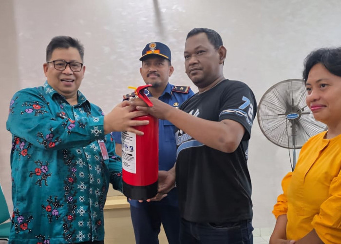 Warga Jelupang Dilatih Pakai APAR