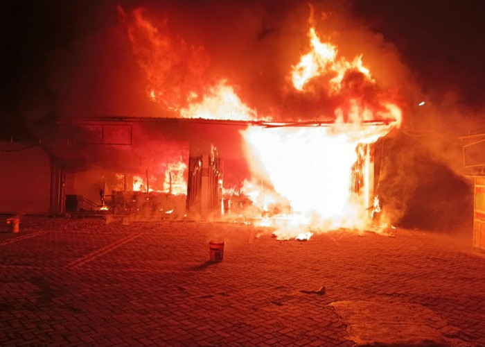 Freezer Meledak, Indomaret Ludes Terbakar