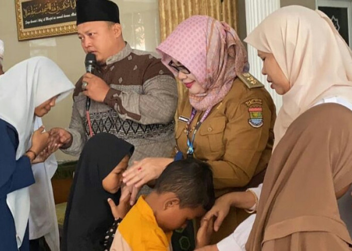 Lurah Sukatani Berpesan Anak Yatim Tetap Harus Semangat Menuntut Ilmu