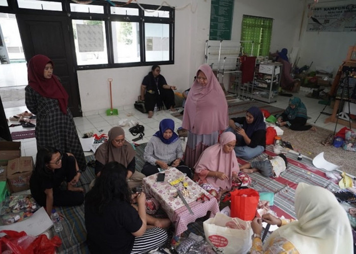 Universitas Esa Unggul Dampingi Pengrajin Batik Maliha Marhamas Rusunawa Marunda