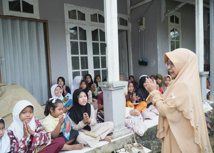 Dewi Ajak Warga Tingkatkan Gemar Membaca