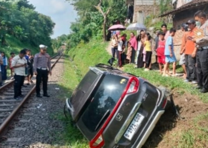 Honda BR-V Terseret KA Rangkasbitung - Merak di Perlintasan Tanpa Palang Pintu 