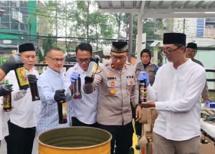 Jelang Ramadan, Polsek Ciptim Musnahkan Minol dan Sajam