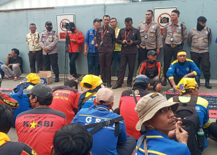Ratusan Buruh Unjuk Rasa di Depan PT Victory Chingluh Indonesia