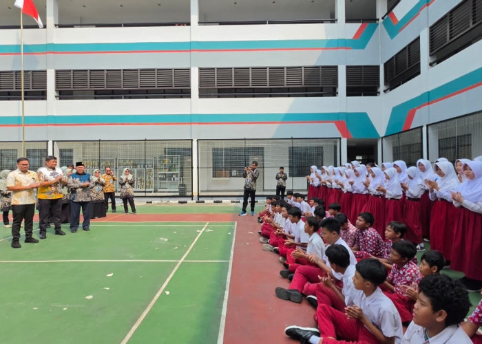 Baru Direnovasi, Plafon SDN Sudah Rusak, Pilar Cek Gedung Baru SDN Babakan 01 Mampet