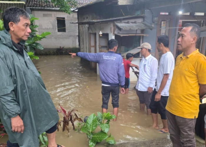 Luapan Sungai Cimanceuri Rendam Kampung Sikluk, 142 Jiwa Bertahan di Tengah Banjir