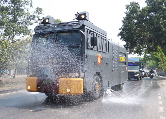 Dampak Abu Vulkanik GAK, Water Canon Bersihkan Puspemkab Tangerang