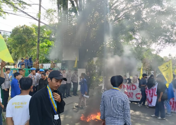 Mahasiswa Desak Kadis PMD Lebak  Dicopot