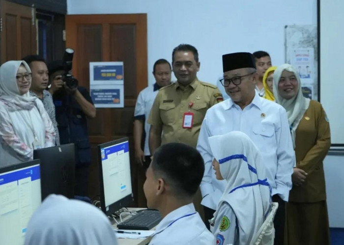 Mendikdasmen Tinjau Pelaksanaan TKA di SMPN 1 Curug